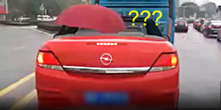 炫富新操作？豪车司机下雪天开敞篷打伞