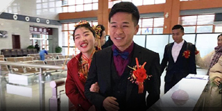 最贵婚车!春运首日小伙坐动车迎娶新娘