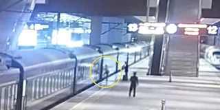 发车前2分钟 女子扒列车门等迟到丈夫