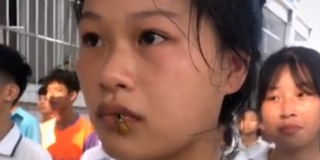 女生军训被马蜂爬嘴一动不动获网友称赞