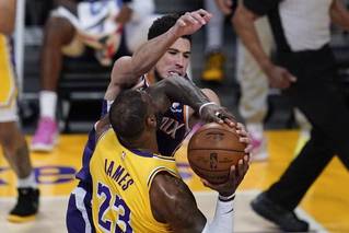 NBA-湖人不敌太阳 詹姆斯篮下强攻