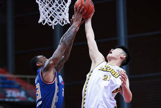CBA-广厦胜同曦 胡金秋争抢篮板