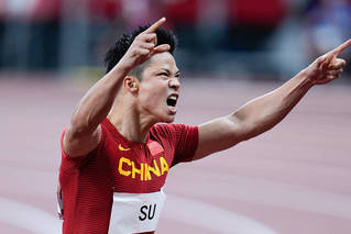 苏炳添破亚洲纪录进百米决赛 场边霸气庆祝