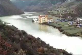 金沙江堰塞湖已致乡政府大楼一层被淹
