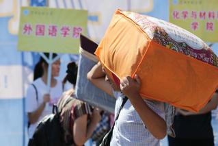 “00后”新生报到 家长手提大包小包