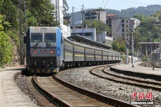 渝黔铁路线上的绿皮慢火车 票价最低2元