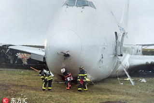 飞机冲出跑道 机场所有航班停飞