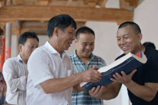 为传承千年前发明的木活字 他坚持了43年