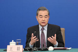 王毅：中美关系来到新的十字路