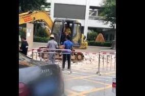 超时别着急 也许小哥正帮人开挖掘机