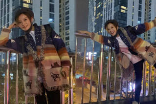 赵薇上天桥摆pose拍照 放飞自我少女感十足