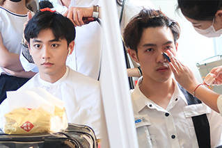 狐友国民校草造型ing，想在小哥哥的鼻梁上滑滑梯