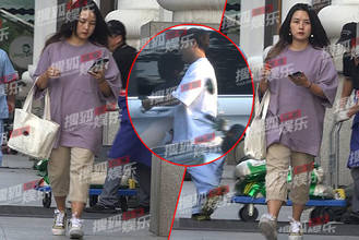 何洁与刁磊喝下午茶 穿着随意发型有些邋遢