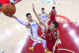 CBA-首钢对阵吉林 林书豪飞身上篮