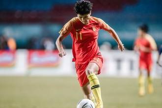 女足决赛中国0-1日本 王珊珊带球极速前进