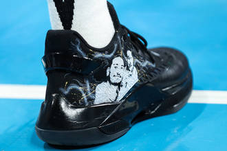 林书豪脚踏定制版战靴 纪念已故好友高以翔