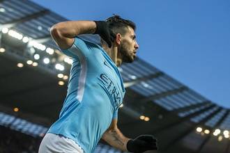 足总杯-曼城4-1 阿圭罗单手贴耳听欢呼