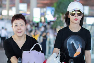杨紫与妈妈机场同框推行李 这气质也太相似了！