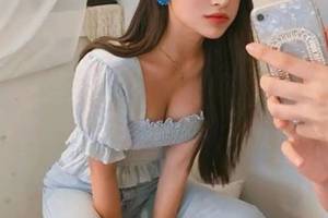 2019年流行“挤奶衫”，谁穿谁时髦！